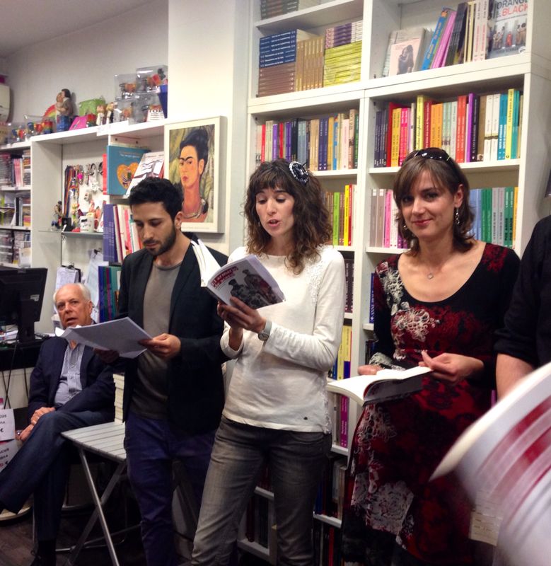 A la izquierda, Eduardo Mendicutti durante la lectura de 'El armario de acero'. Detrás de Nacho, Frida parece escuchar con atención.