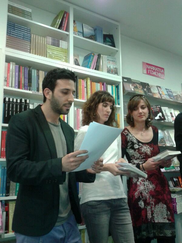 Nacho, Patricia y Elena, en un momento de la lectura de los relatos y poemas que componen el primer libro de Dos Bigotes.